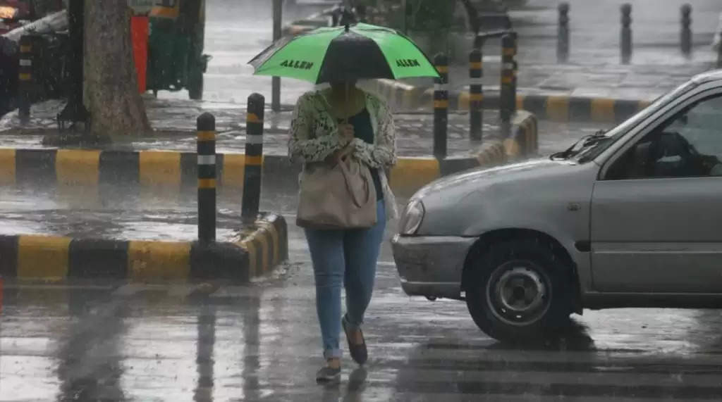 After a long wait, the monsoon finally arrives in Delhi; massive traffic jams result from the heavy rain.
