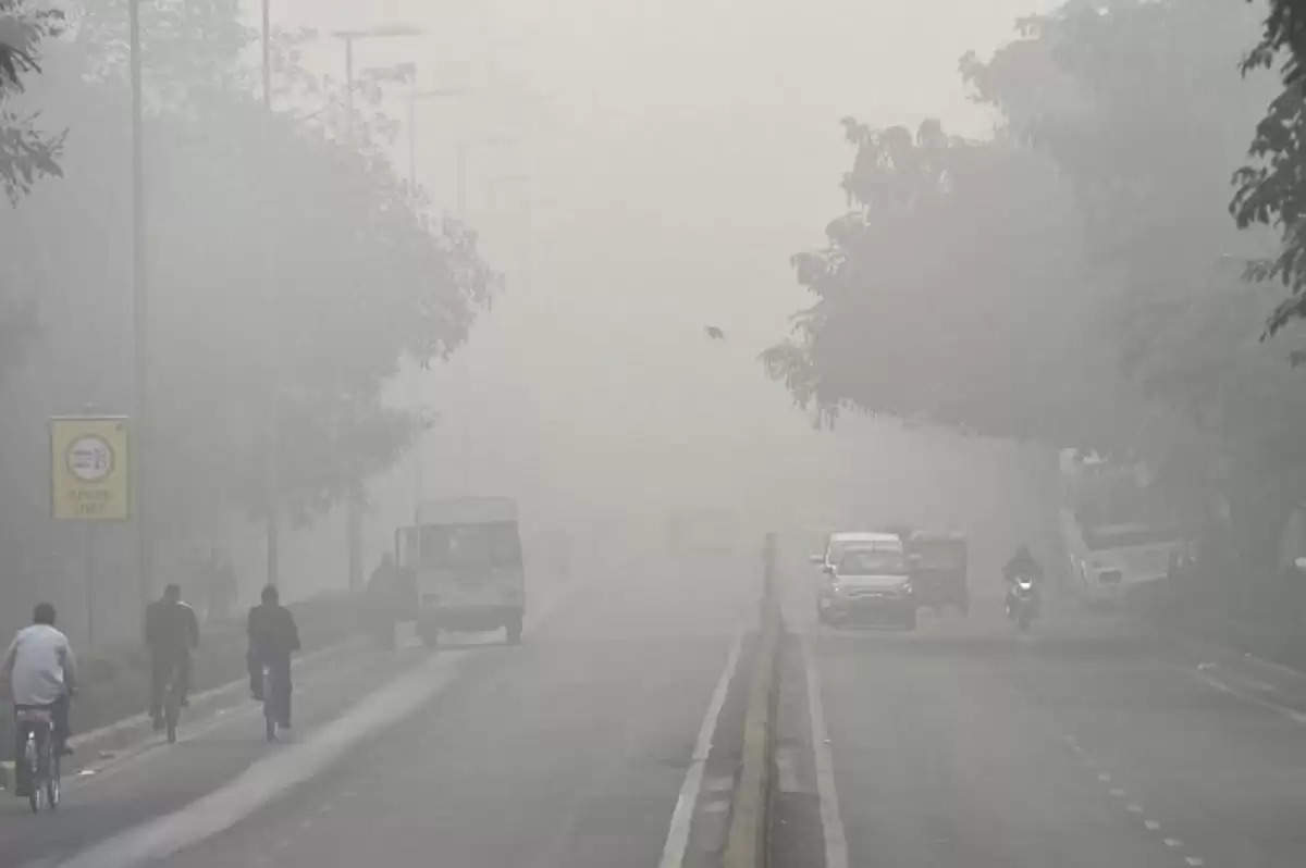 Untimely fog covers Delhi-NCR, and the IMD issues a warning for the following five days, predicting further rain.