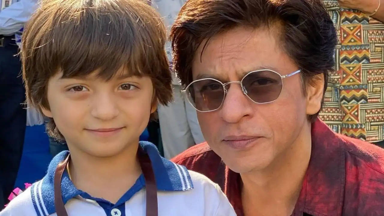 When discussing AbRam Khan's strange accent, Shah Rukh Khan said, "Wo itna confused hai kyunki" at 3:03.