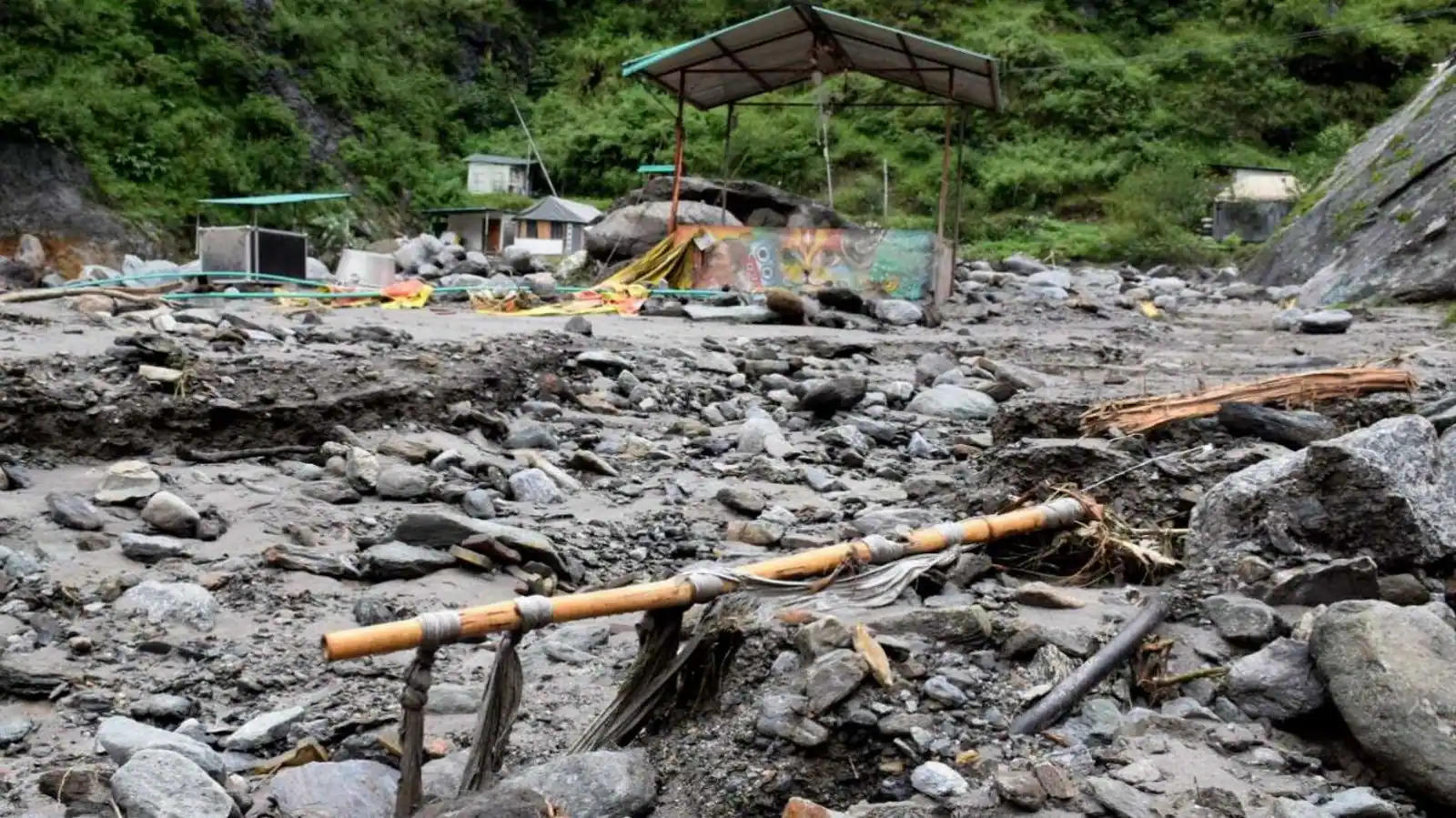 Himachal Pradesh is devastated by heavy rain; 5 people died in landslides, several Mandi shops were destroyed, and the Chandigarh-Manali route was closed.