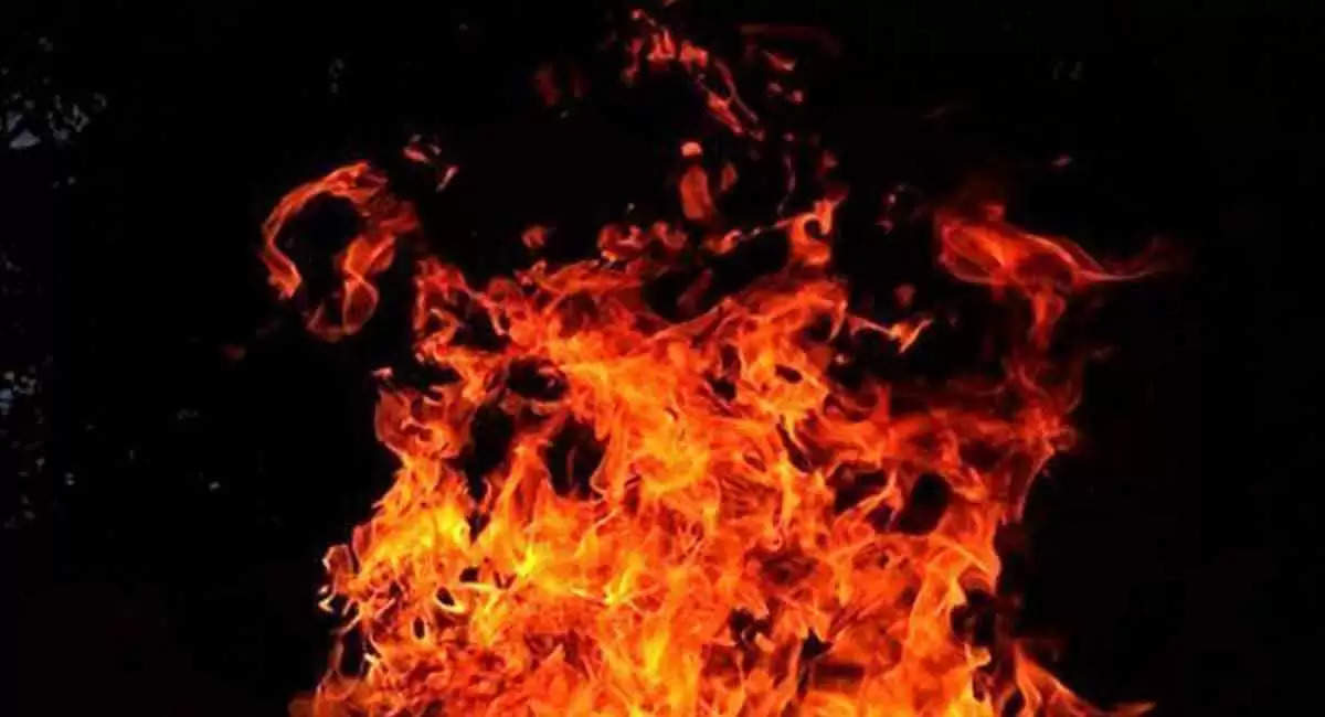 Man burns his estranged wife and a paramour in Hyderabad.