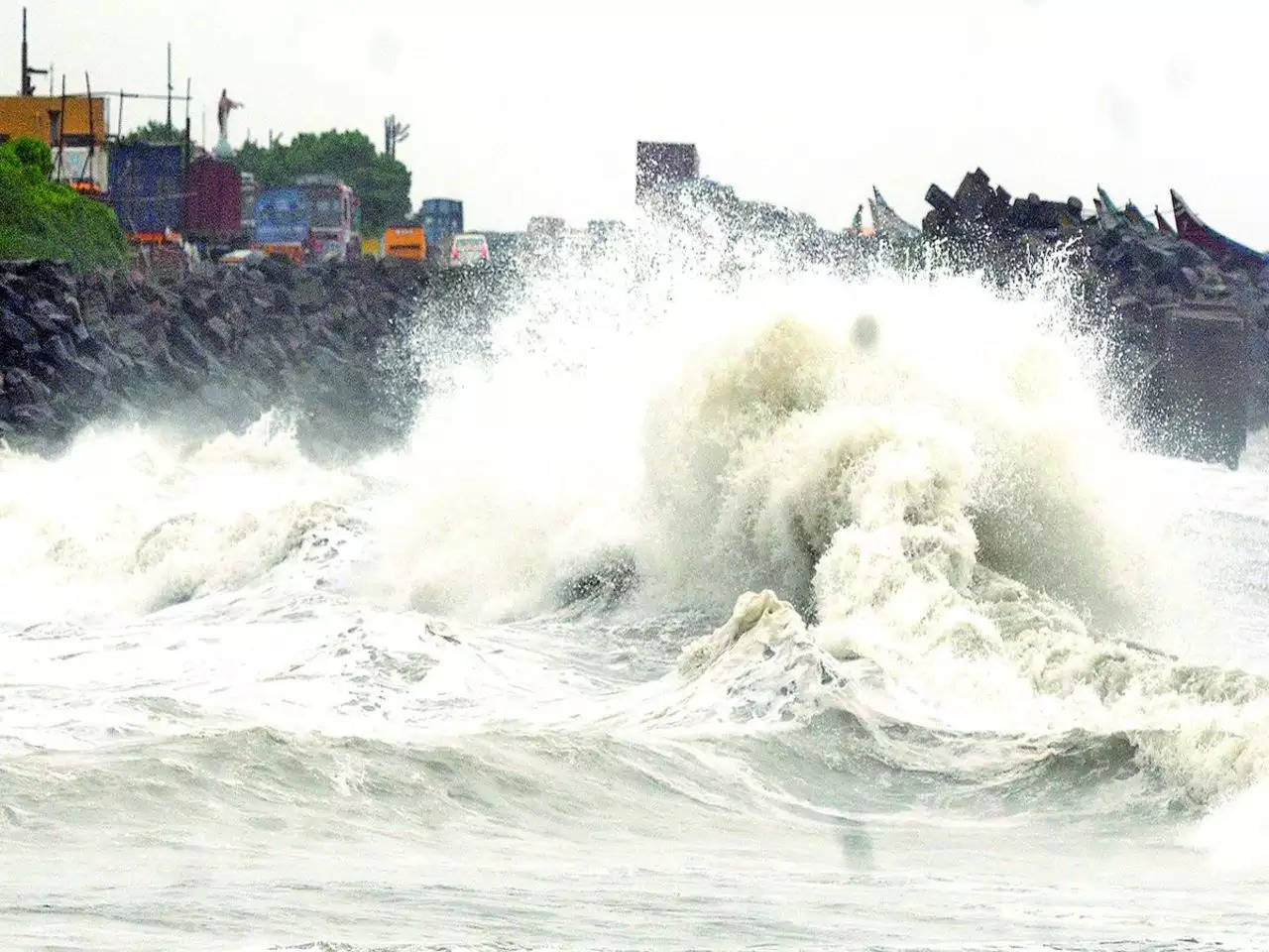 'Extremely Dangerous' Cyclone 'Biparjoy' Approaches Coast, Putting Gujarat on High Alert; Flight Operations Affected in Mumbai