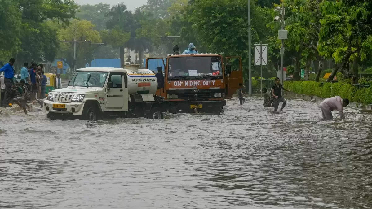 Yamuna below danger mark causes heavy rain in Delhi; IMD issues "yellow" alert