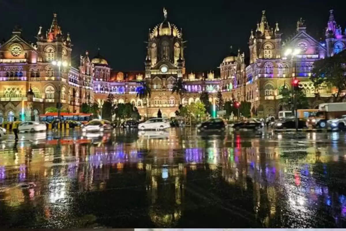 Mumbai experiences the monsoon! IMD has issued a yellow alert.