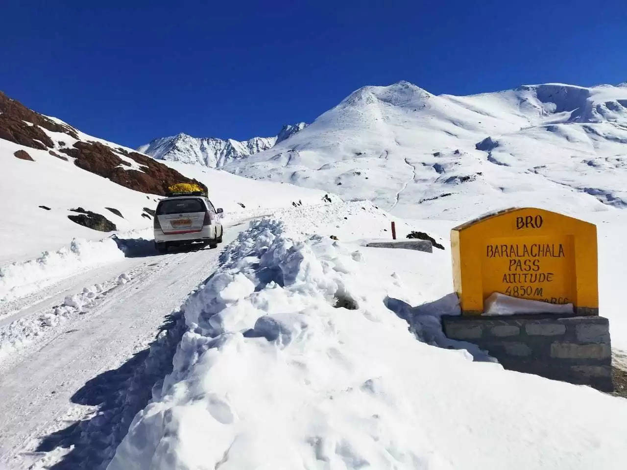 Due to a lot of snow, the Manali-Leh roadway was blocked.