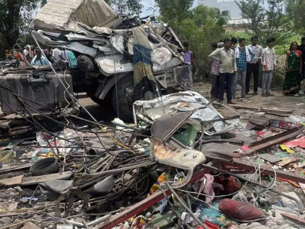 15 people were murdered in Dhule, Maharashtra, after a truck rammed into 4 vehicles and a hotel.
