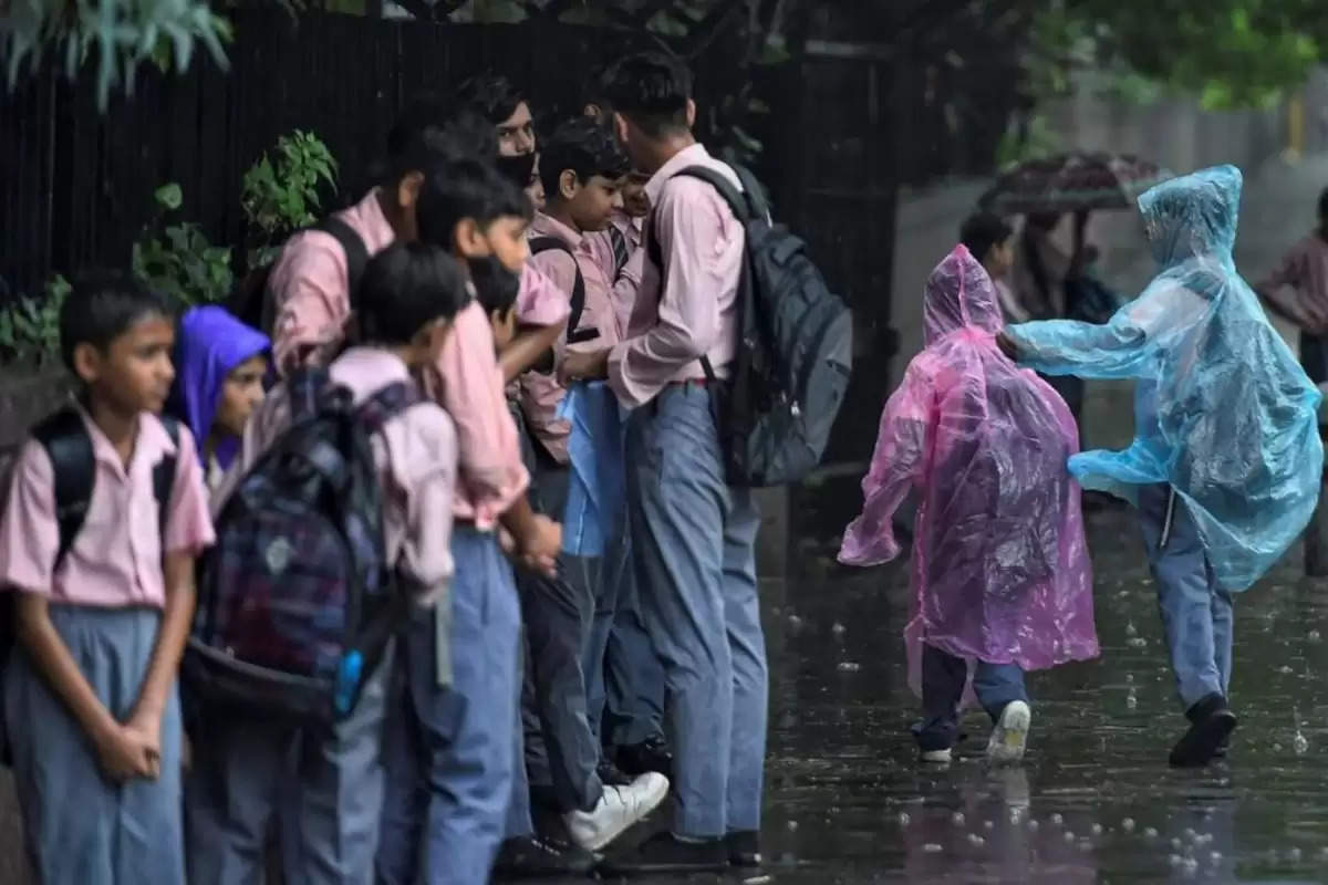 Rain in Karnataka will keep schools and institutions closed today, and the IMD has issued a flash flood warning.
