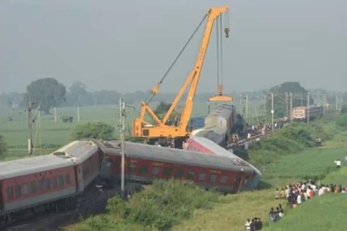 In Bihar, a derailed North East Express left 4 people dead and 100 injured.