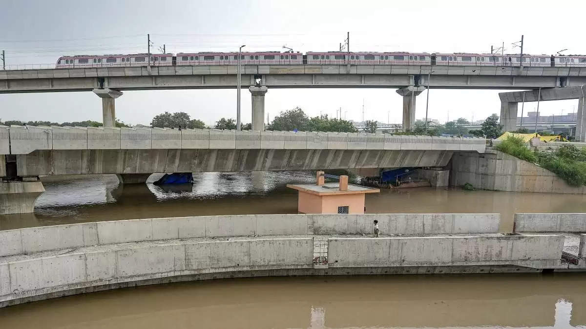 Delhi floods as the Yamuna swells, closing many schools and submerging cars