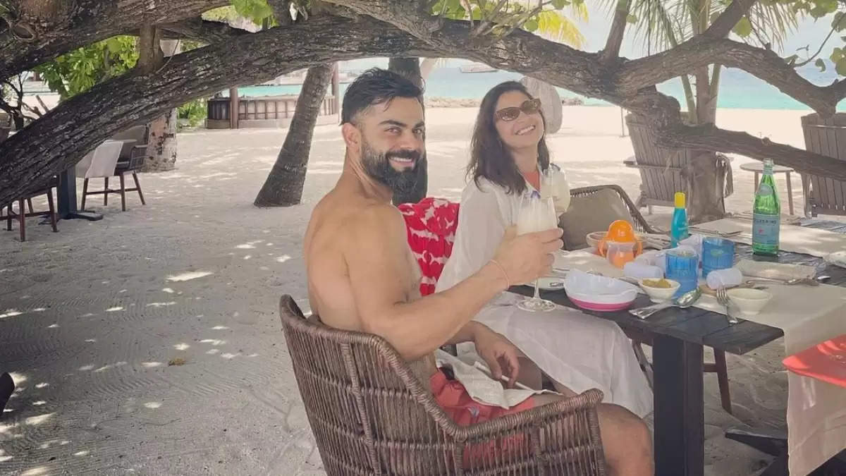 The beautiful NEW PHOTO of Virat Kohli and Anushka Sharma from their holiday in Barbados has fans drooling nonstop.