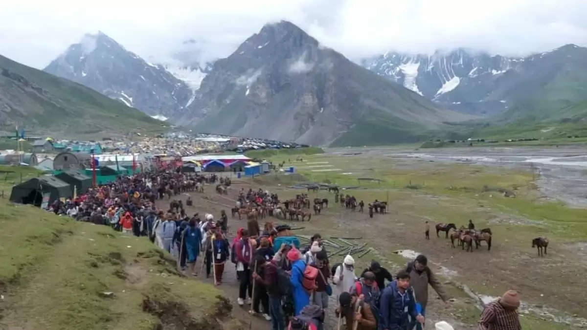 First batches of pilgrims are released from Baltal and Nunwan base camps to begin the Amarnath Yatra.
